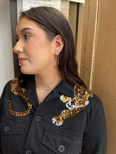 Cargar imagen en el visor de la galería, Chaqueta vaquera negra con tigre