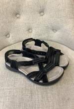 Load image into Gallery viewer, Earth Origins Sandals (Size 7)