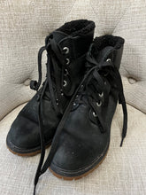 Load image into Gallery viewer, Timberland Fleece Lined Boots (Size 8)