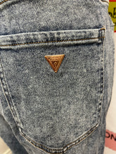 Charger l'image dans la galerie, Guess Ripped Jeans (Size 31)