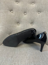 Load image into Gallery viewer, Michael Kors Pumps + Shoelery Clips (Size 9)