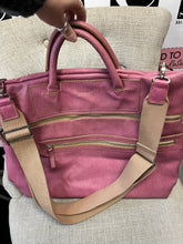 Cargar imagen en el visor de la galería, Matt & Nat Pink Vegan Leather Messenger Bag