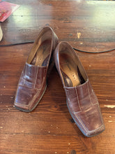 Cargar imagen en el visor de la galería, *AS IS* Hush Puppies Heeled Leather Loafers (Size 7.5)