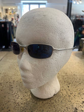 Cargar imagen en el visor de la galería, Vintage 1990s Oakley Square Wire 2.0 Sunglasses