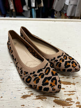 Load image into Gallery viewer, Soft Knit Cheetah Print Flats (Size 9)