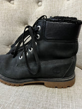 Load image into Gallery viewer, Timberland Fleece Lined Boots (Size 8)
