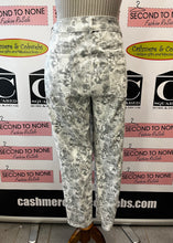 Cargar imagen en el visor de la galería, WH|BM Grey Floral Jeans (Size 14)