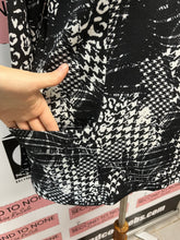 Cargar imagen en el visor de la galería, Abstract Houndstooth Top (Only 2 Left!)