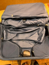 Cargar imagen en el visor de la galería, Tumi Tri-Fold Carry-On Garment Bag