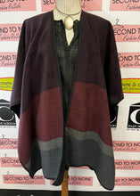 Cargar imagen en el visor de la galería, Nicole Miller Reversible Fleece Wrap (One Size)