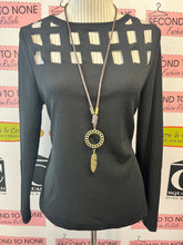 Cargar imagen en el visor de la galería, Black Cut Out Top (Size XL)