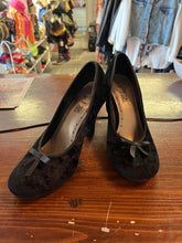 Load image into Gallery viewer, 725 Originals Black Velour Pumps (Size 6.5)