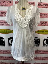 Cargar imagen en el visor de la galería, Lightweight Crochet Lace Summer Top (Size XL)
