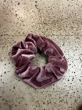 Load image into Gallery viewer, Velvet Zipper Scrunchie (2 Colours)