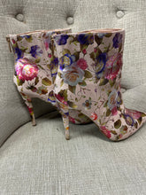 Load image into Gallery viewer, Anne Michelle Floral Heeled Boots (Size 10)