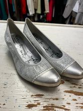 Charger l'image dans la galerie, Un Tour en Ville Metallic Heels (Size 38=7)