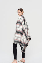 Cargar imagen en el visor de la galería, Plaid Blanket Scarf