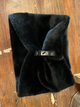 Cargar imagen en el visor de la galería, NWT Collar de piel sintética de Calvin Klein