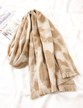 Cargar imagen en el visor de la galería, Beige Leopard Print Scarf