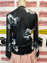 Load image into Gallery viewer, NWT Le Chateau Floral Top (Size M)