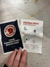 Cargar imagen en el visor de la galería, Fjällräven Kånken Mini Backpack