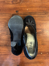 Load image into Gallery viewer, 725 Originals Black Velour Pumps (Size 6.5)