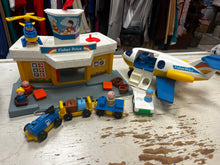 Cargar imagen en el visor de la galería, Vintage Fisher Price 1980's Airport Set