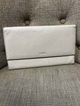 Cargar imagen en el visor de la galería, Danier Leather Travel Organizer