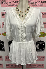 Cargar imagen en el visor de la galería, Papillon Lace Detail Top (Size L)