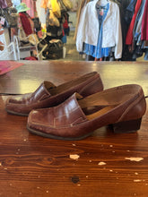 Cargar imagen en el visor de la galería, *AS IS* Hush Puppies Heeled Leather Loafers (Size 7.5)