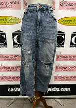 Charger l'image dans la galerie, Guess Ripped Jeans (Size 31)