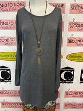 Cargar imagen en el visor de la galería, Red Coral Basic Grey Tunic (Size XL)