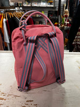 Cargar imagen en el visor de la galería, Fjällräven Kånken Mini Backpack
