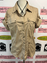 Cargar imagen en el visor de la galería, Ellen Tracy Short Sleeve Snap Front Top (Size 12)