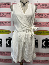 Cargar imagen en el visor de la galería, A New Day Linen Romper (Size M)
