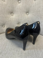 Load image into Gallery viewer, Michael Kors Pumps + Shoelery Clips (Size 9)