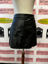 Cargar imagen en el visor de la galería, NWT Dynamite Faux Leather Skort (Size 10)