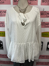 Charger l'image dans la galerie, Cupcakes & Cashmere Sparkly Peplum Top (Size L)