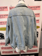 Cargar imagen en el visor de la galería, Distressed Classic Jean Jacket (Size 12)