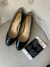 Load image into Gallery viewer, Michael Kors Pumps + Shoelery Clips (Size 9)