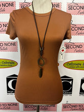 Cargar imagen en el visor de la galería, NWT Rebel Sugar Basic Tee (Size S)