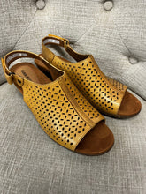 Cargar imagen en el visor de la galería, Cobb Hill Lattice Slingbacks (Size 8.5)