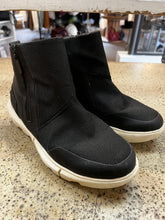 Load image into Gallery viewer, Sorel Explorer Bootie (Size 8)
