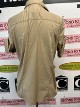 Cargar imagen en el visor de la galería, Ellen Tracy Short Sleeve Snap Front Top (Size 12)