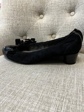 Load image into Gallery viewer, Stuart Weitzman Heeled Flats (Size 9)