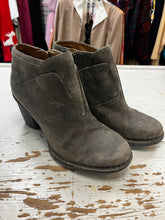 Load image into Gallery viewer, Unstructured by Clarks Leather Heeled Boots (Size 7)