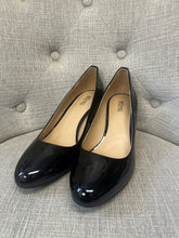 Load image into Gallery viewer, Michael Kors Pumps + Shoelery Clips (Size 9)