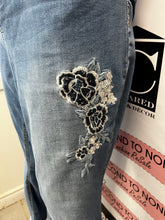 Load image into Gallery viewer, Suzanne Betro Floral Applique Jeans (Size 16)