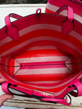 Cargar imagen en el visor de la galería, Guess Reversible 3-in-1 Tote Bag
