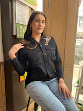 Cargar imagen en el visor de la galería, Chaqueta vaquera negra con tigre